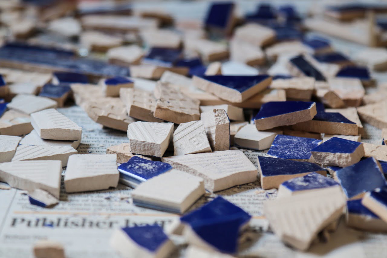 houten in stukken bij de verbouwing van een huis